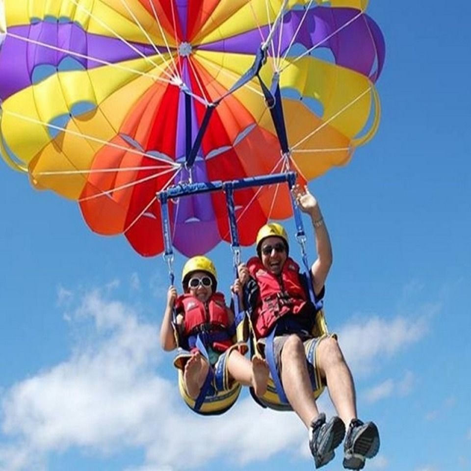 Parasailing a Sharm El Sheikh  Il parasailing è una delle attività più emozionanti da fare a Sharm El Sheikh. Trainati da un motoscafo, si vola in sicurezza sopra le splendide acque cristalline del Mar Rosso, godendo di una vista panoramica unica sulle sp