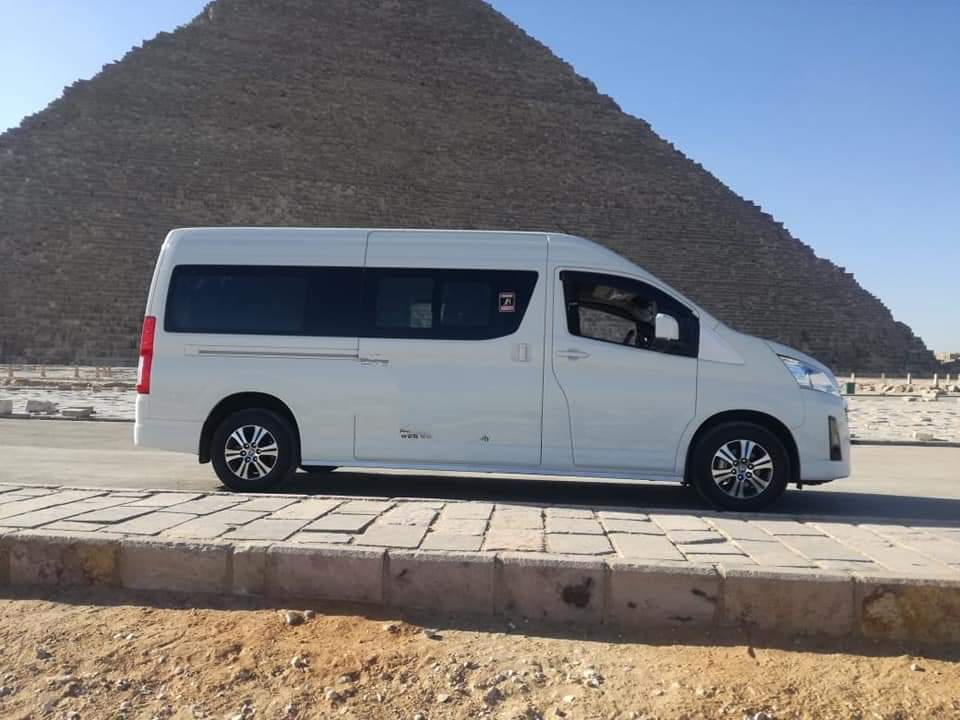 Da Sharm El Sheikh al Cairo in autobus  Un viaggio in autobus da Sharm El Sheikh al Cairo è un'ottima occasione per scoprire due delle destinazioni più affascinanti dell'Egitto. Durante il percorso si attraversa il suggestivo deserto del Sinai, ammirando 
