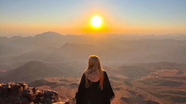 Monte Sinai e Monastero di Santa Caterina – Un viaggio tra storia, fede e natura  Il Monte Sinai, conosciuto anche come Monte di Mosè, è uno dei luoghi più affascinanti e spirituali dell'Egitto. Secondo la tradizione, qui il profeta Mosè ricevette i Dieci